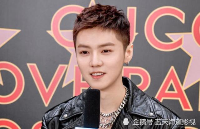 比起以前的浓密的欧巴发型,鹿晗剪了短发后更加清