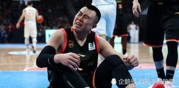 韩德君和妻子逛街成焦点,妻子身材高挑,网友:最佳身高