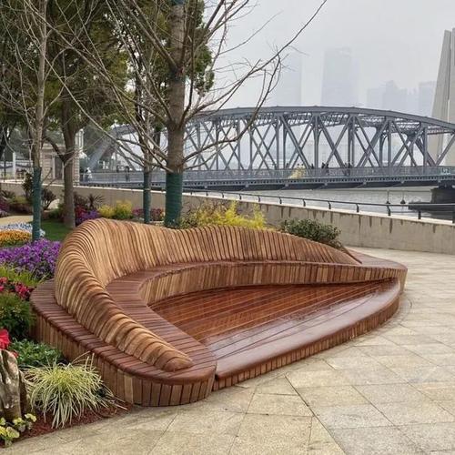 将公园绿地进行改造和景观提升,在全区范围内开展公共空间休憩座椅