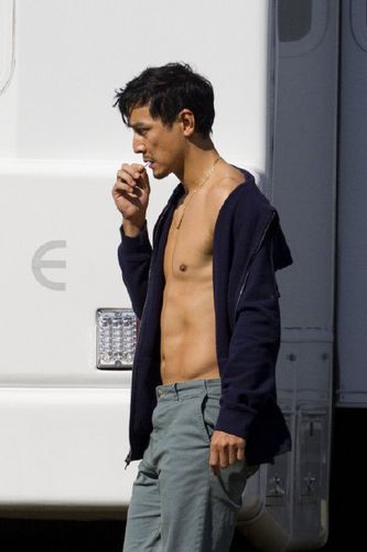 吴彦祖胡歌秀腹肌身材惹火谁更性感