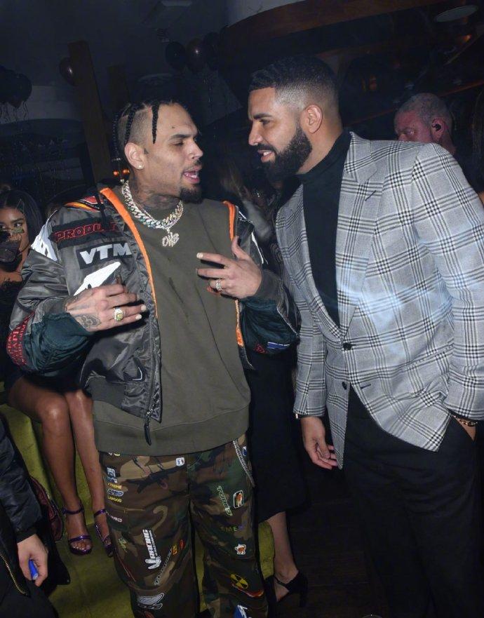 组图:"公鸭"德雷克与"吸逼"克里斯同框 参加派对共庆新年