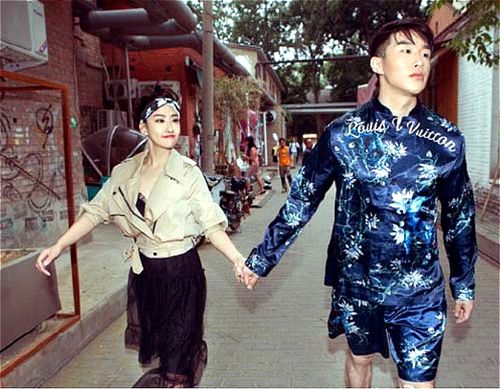 可能是对干儿子有愧,郭德纲在16年给烧饼介绍了个女朋友郭柯彤,两人