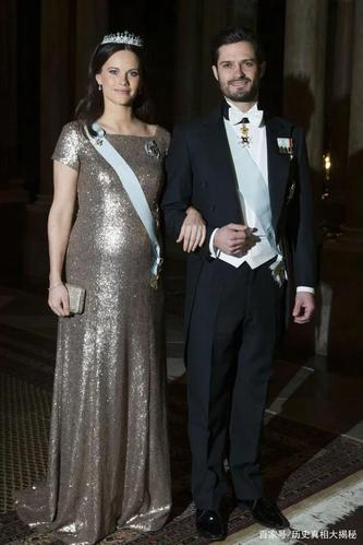 跟王子一起生了两个娃,大儿子亚历山大王子和小儿子加布里埃尔王子.