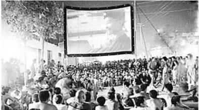 上世纪70年代,群众观看露天电影.