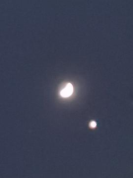来看金星伴月