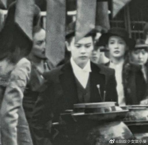 任嘉伦民国背头造型路透