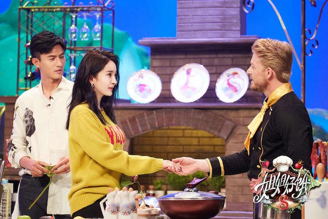 杨幂上《姐姐好饿2》传授美容秘籍 大走谦虚路线