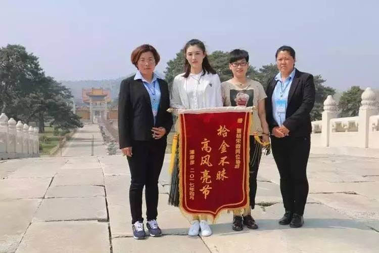 (图为景区工作人员董艳,宋薇与失主合影)