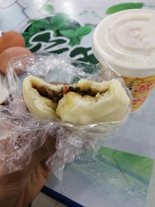 2个鸡蛋,1个茶树菇包子和1杯无糖豆浆