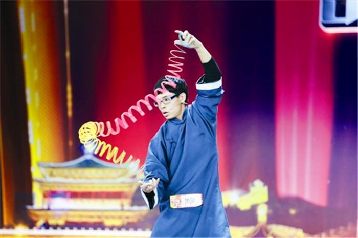 《出彩中国人》吴武强"出彩"故事 把彩虹圈打造成广场