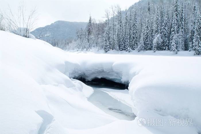 美丽的雪冬天景观与冰冻的河和蓝蓝的天空照片-正版0x