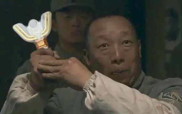 跟"韦恩夫妇之死"一样,二创中老冯喝鸡汤的次数已经无法计算,但网友的