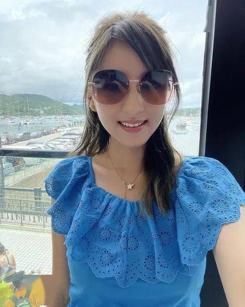 现年31岁的陈嘉倩(katherine)以新闻主播的形象为人所熟知,凭甜美