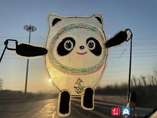现在,王熙又做出了"皮影版冰墩墩",将小小皮影与冬