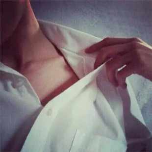 男生半裸锁骨头像