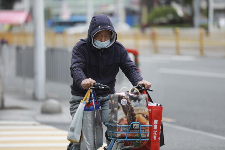 图集|寒潮突袭广东,市民全副武装出行