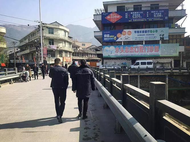 营造整洁有序环境 镇长章步胜带队节前检查