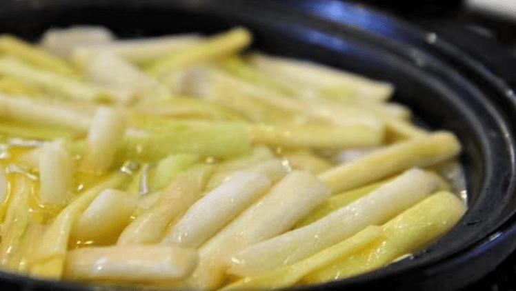 蒲菜是淮安特有的蔬菜品种,菜体洁白如玉,食之肥嫩清香,素有"天下第一