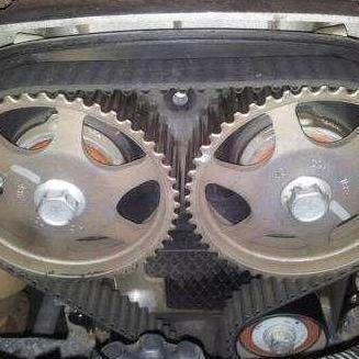 正时皮带(timing belt)是发动机配气系统的重要组成部分,通过与曲轴的