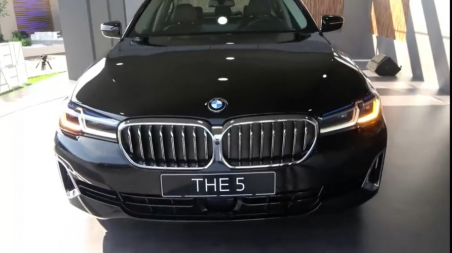 2021款全新宝马5系530i近距离展示后买不买自己想