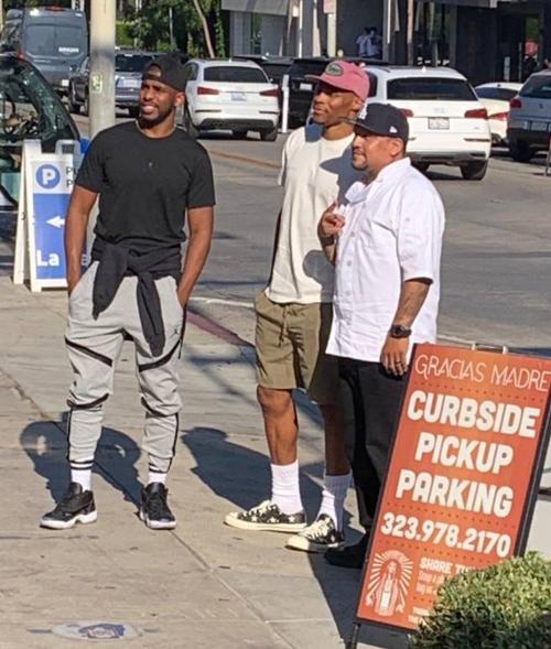 保罗威少一起现身洛杉矶街头_克里斯