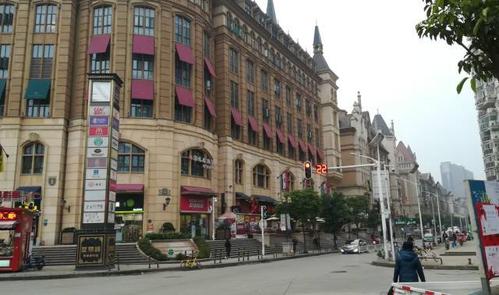 六期法国风情街为光谷步行街商业最后一期,规划为底部商业广场 住宅上