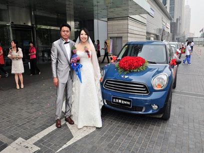 mini变身婚车 最炫酷婚礼车队见证新婚之喜