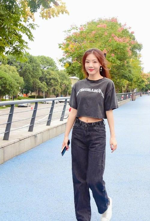 邓家佳独自游湖州好奔放,罕见穿露脐装扎蝴蝶结,女团