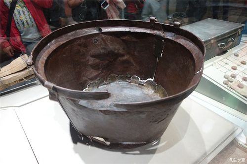 八路军总部使用过的行军锅.