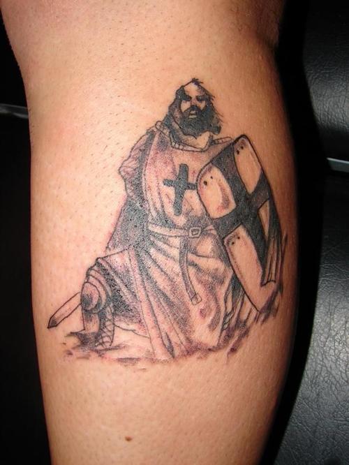 小臂上拿着刺剑与盾牌的武士纹身图案