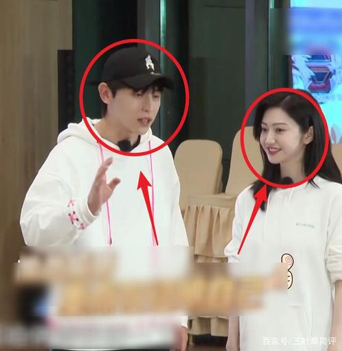 景甜抱着邓伦玩游戏,手部摆放位置却亮了,真实脾性如何很显然