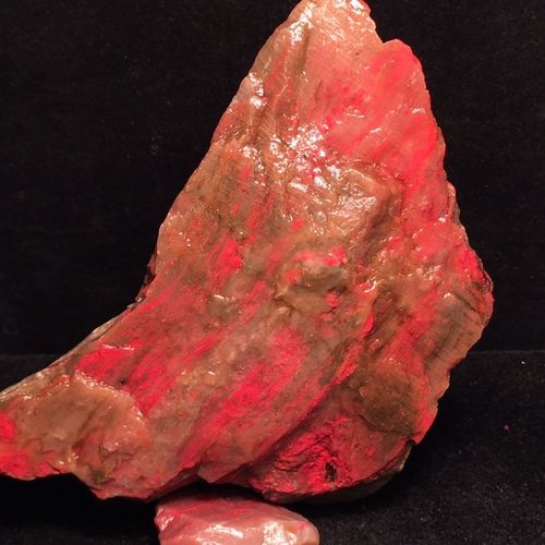 昌化鸡血石原石料,质地细腻.血色鲜红.