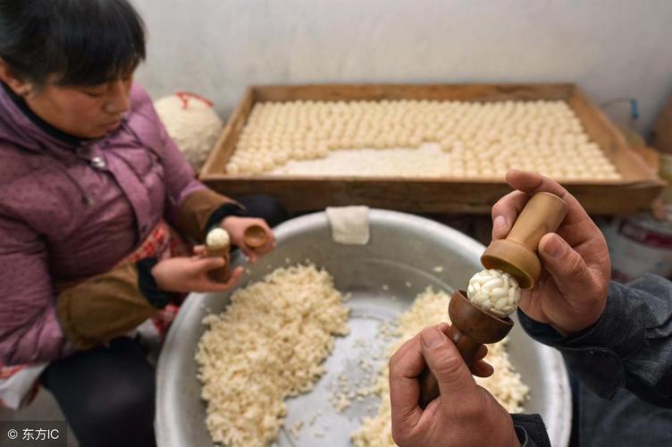 寻味中国:传统老年味儿美食的制作——花米团儿