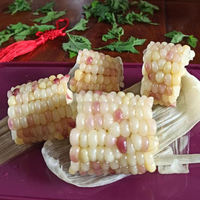 蒸花糯玉米 by 江南布衣yuan 原料:花糯玉米,清水. 做法步骤