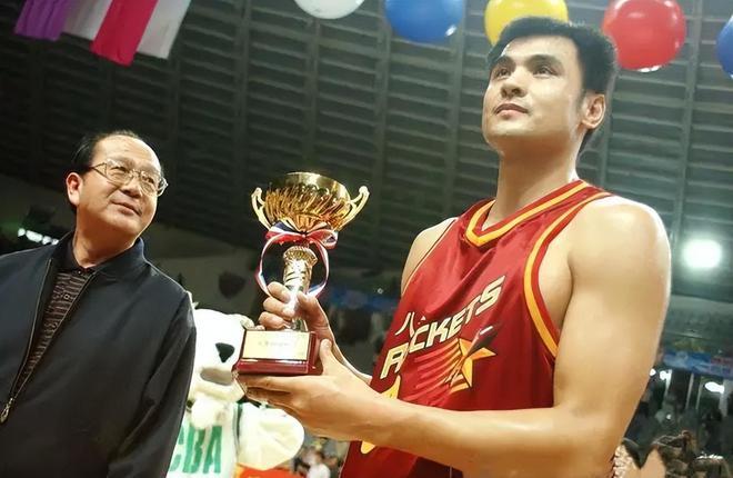 王","联赛最有价值球员"和"常规赛最有价值球员"三项殊荣的cba球员