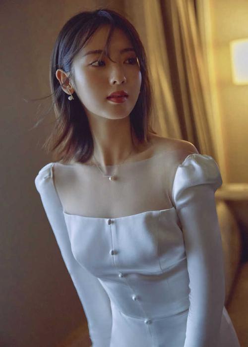 明星邢菲优雅写真图片(1/8) 返回首页 电脑壁纸 手机壁纸 高清图片