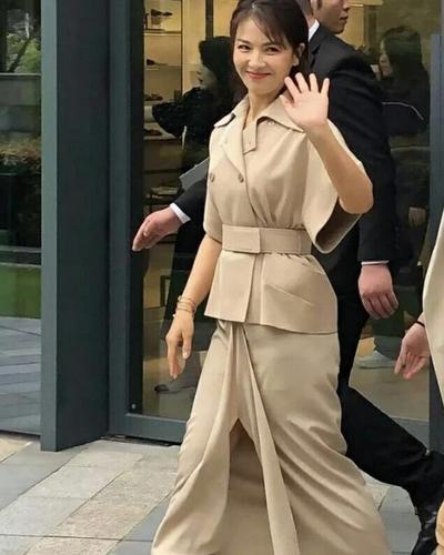 路人镜头里的刘涛,没修图就成了中年人身材,腿还短了一半!
