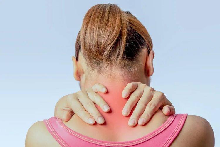 脖子疼痛,手臂或手指出现麻木时,千万要小心了!