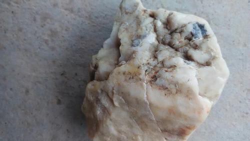 大体乳白色,微透光,像牛奶糖,润度较好的石头如下图,求老师详细解答
