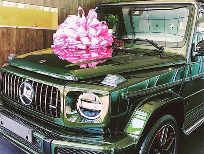 男朋友送了一辆200万的硬派越野车,女司机立马就改成