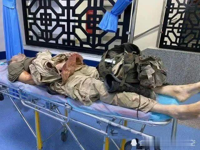 俄罗斯军人遗体在利比亚被展示,武器简陋,一张儿童照