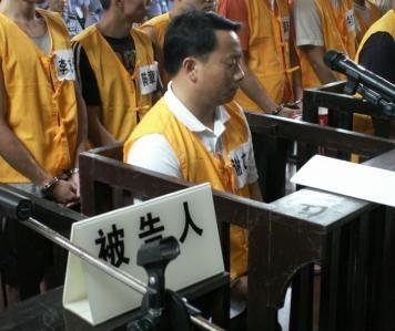 中国青年报9月19日报道  名噪一时的湖南耒阳市公安局局长肖强的沉沦