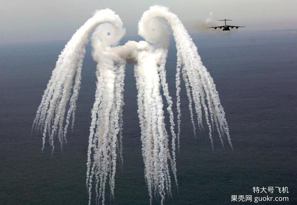 这种飞机的气旋是怎样产生的?是怎样的物理现象?