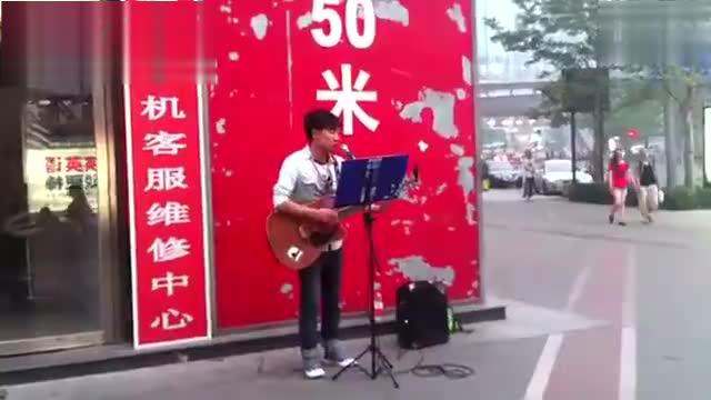 流浪歌手街头吉他弹唱《西海情歌》唱功不错 不输专业歌手
