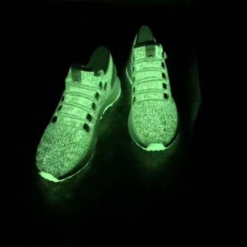 boost 阿迪达斯 水母夜光跑鞋