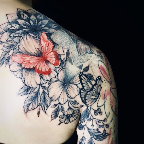 原来后背的图案有点突兀想加些元素看上去更协调好看纹身师玥彤给花