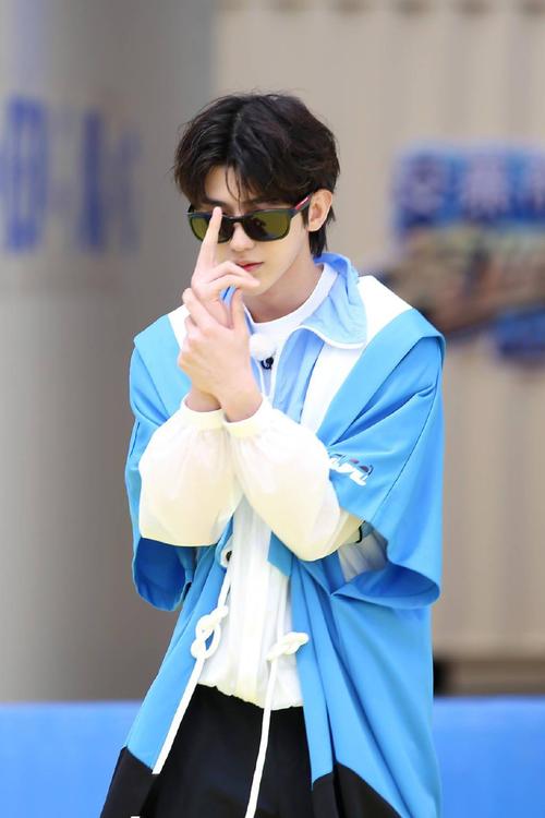 [消息]蔡徐坤《奔跑吧》剧照出炉 见到玩偶就走不动道