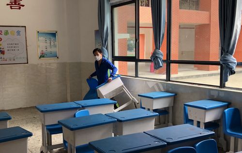 桌子在一张张减少,教室在一点点的变空