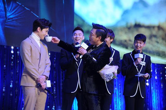 黄渤向杨洋展示咖啡杯