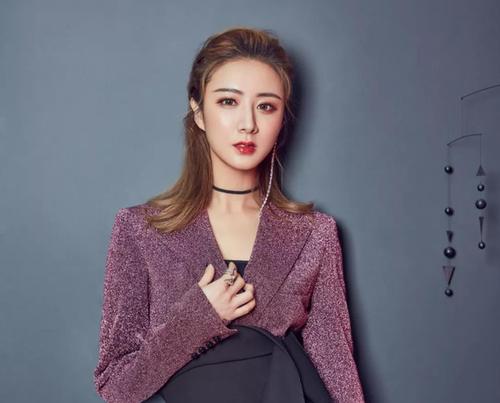 薇娅首次"纯素颜"出镜,看清与妆后区别,网友:确定是同